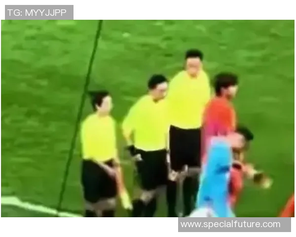 足球场外奇遇两大球星偶遇瞬间引发球迷热议震撼全场